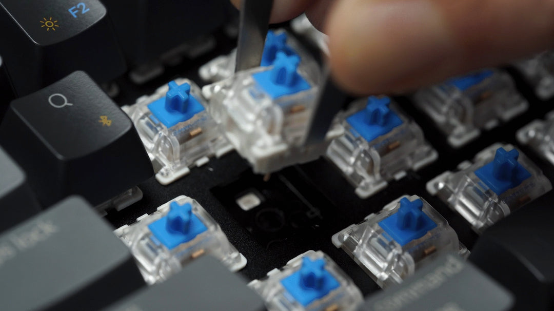 Por que a funcionalidade Hot-Swappable é um recurso essencial para a personalização do teclado mecânico?