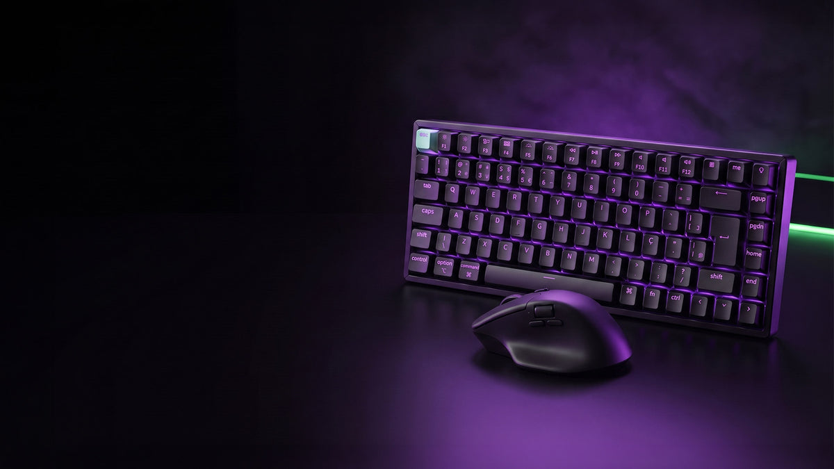 Teclado Keychron K2 HE ABNT2 e mouse M6 em fundo preto com luz roxa